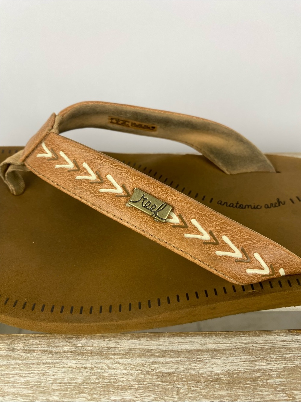 Reef Women's Beachbreak Flip Flop Sandals in tan embroidered strap detail size 9 - Picture 3 of 12